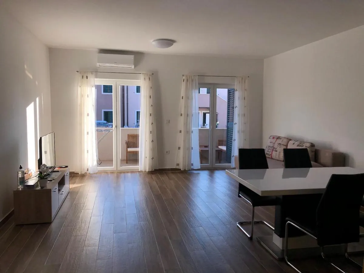 Apartments Dona 0*, Cres